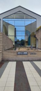 Das INAX Museum in Tokoname ist ein bedeutendes Museum, das der Keramik- und Fliesenkunst gewidmet ist. Es wurde von INAX Corporation, einem führenden Hersteller von Keramikprodukten, insbesondere Sanitärkeramik und Fliesen, gegründet. Das Museum bietet eine umfassende Sammlung von historischen und zeitgenössischen Keramikwerken sowie informative Ausstellungen zur Geschichte und Technologie der Keramikherstellung.